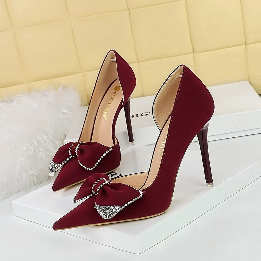 thumbnail image 1 of Zapatos de novia clásicos de tacón alto, delgados, a la moda para damas, con boca poco profunda, puntiagudos, huecos en los lados y lazo de diamante, 1 of 5