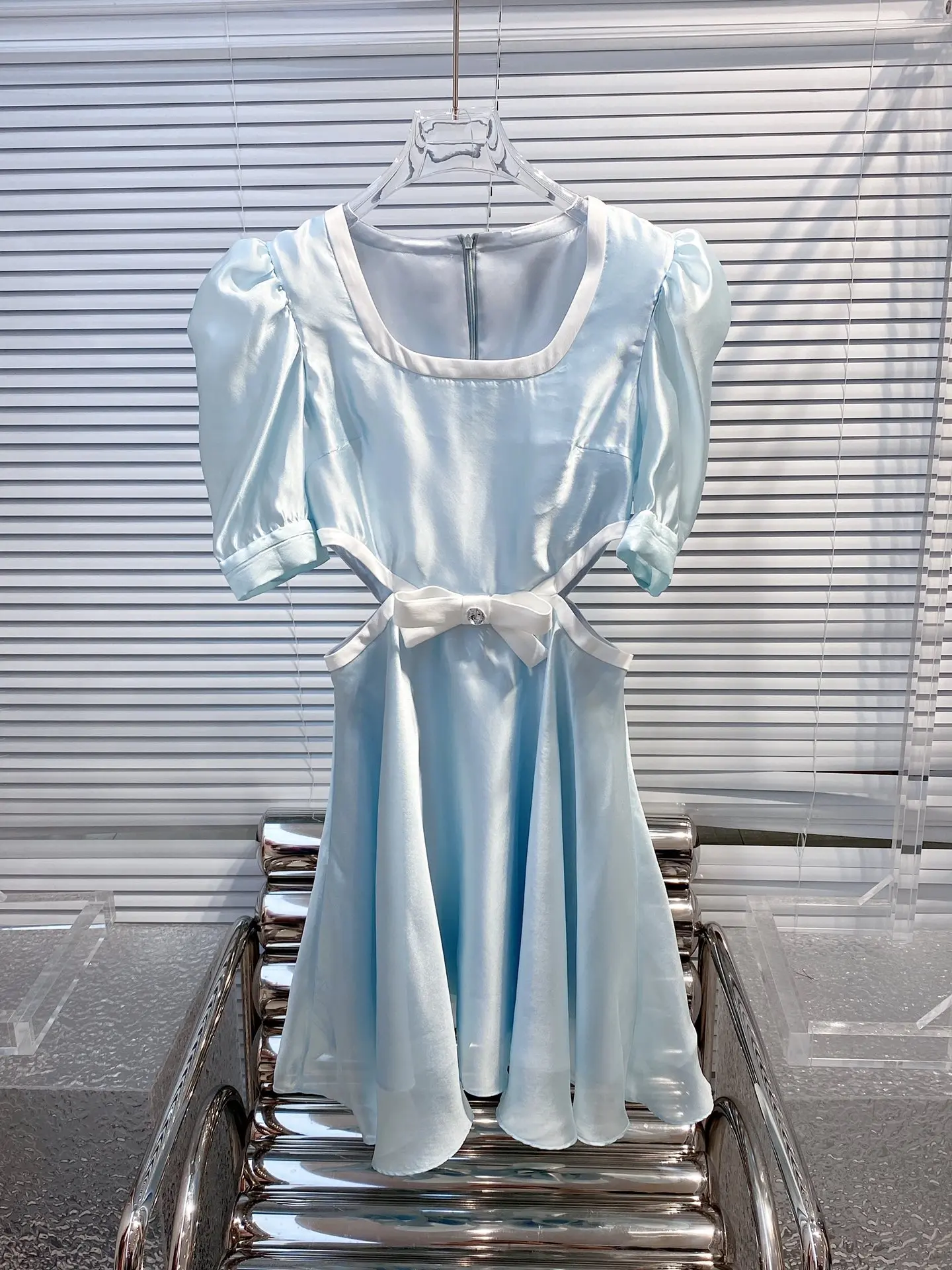 

New satin satin waist hollowed out puffy sleeve blue dress