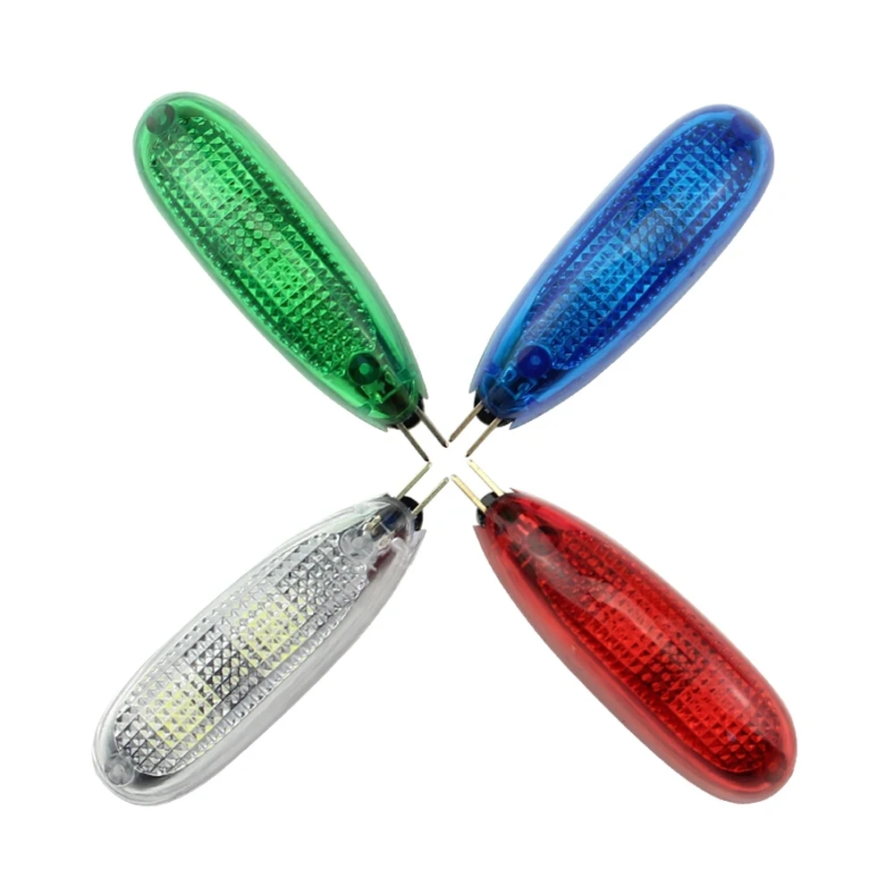 Enfant utilisant la télécommande pour piloter un mini drone quadricoptère 12V/5V en intérieur.