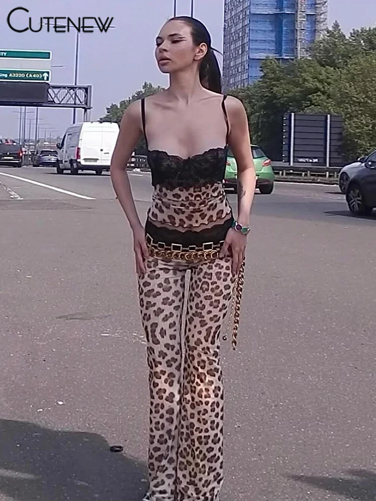 Conjunto de dos piezas de encaje con retazos para mujer, camisola sexy estilo hipster con tirantes finos y pantalones ajustados de cintura alta, ropa femenina
