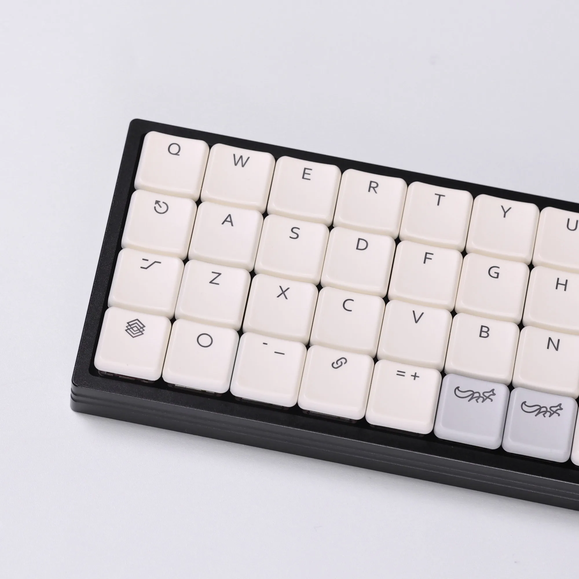 Chosfox 69 키 CFX 흰색 반투명 로우 프로파일 Choc PBT 키캡 Kailh 1350 로우 프로파일 스위치 용 RGB 기계식 키보드Chos