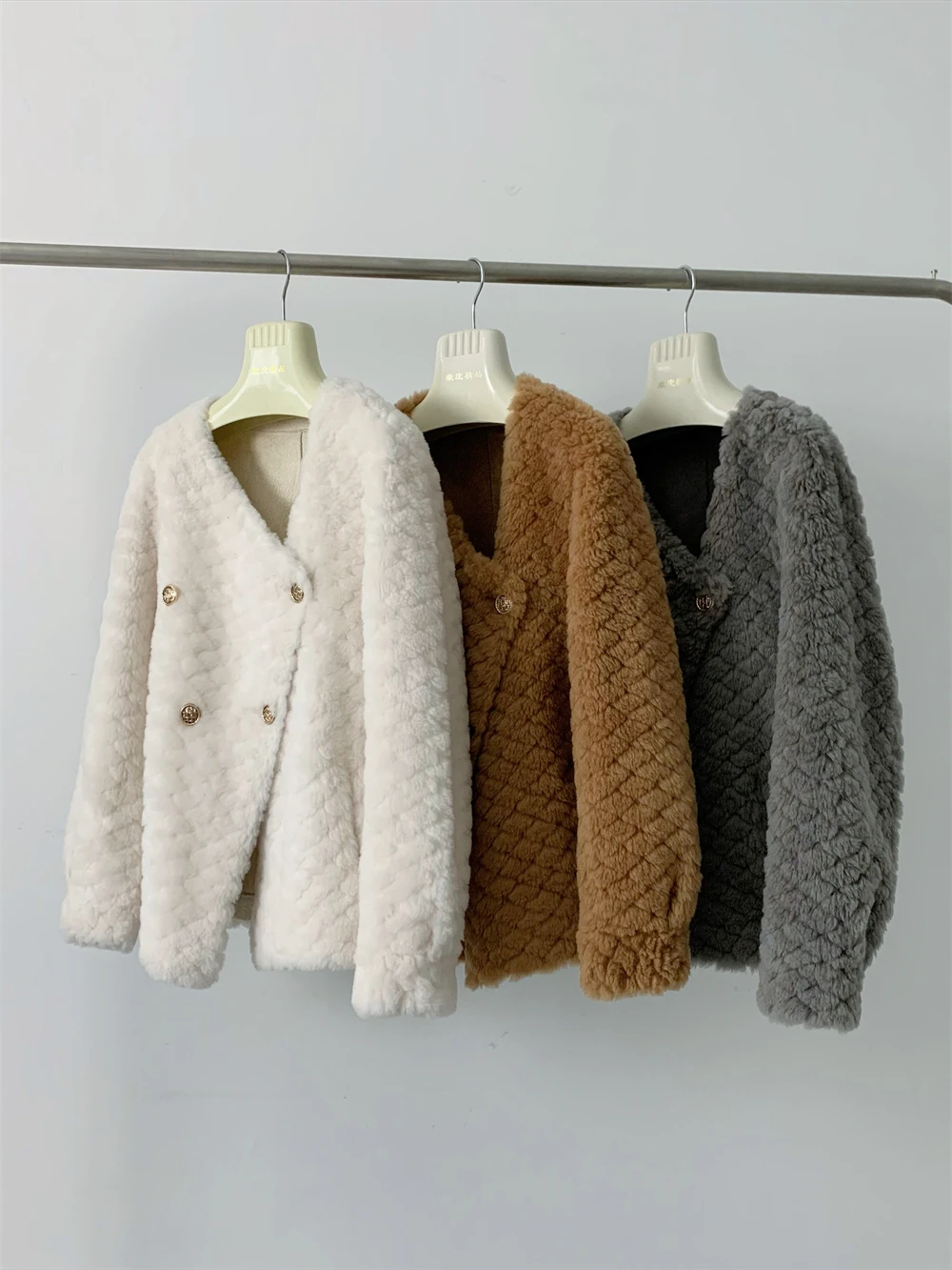 

V-neck plaid short sheepskin fleece fur coat for women's grain velvet lambskin fur young coat winter B28