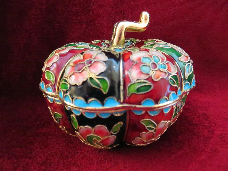 

In the 1980s, the old factory made pure handmade copper tire, cloisonne filament and multicolor pumpkin opened the box