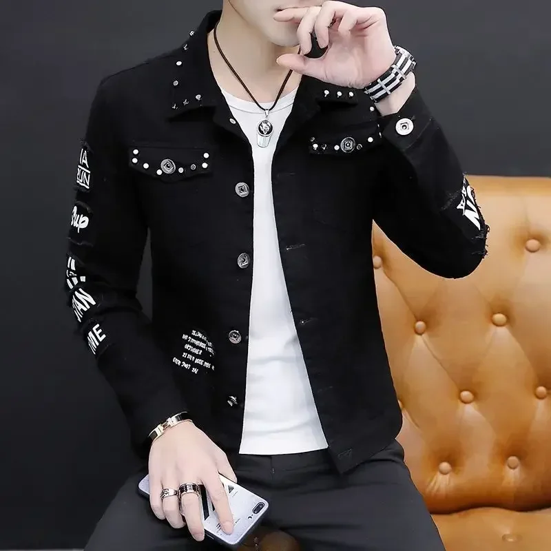 thumbnail image 1 of Chaqueta vaquera para hombre, estilo hip hop, con remaches, para hombre, con botones estampados, color negro, blanco, otoño, ropa de diseñador para hombre, estilo rock, precio económico, 1 of 4