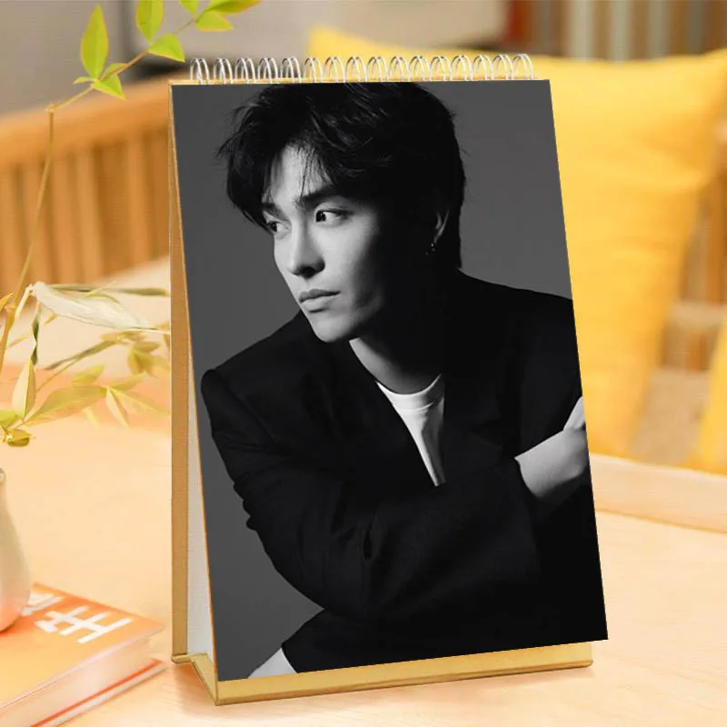 Calendario, Photobook, Mini Card, Adesivi, Album Fotografico, Art Book dell'attore cinese He Yanchao - immagine 3