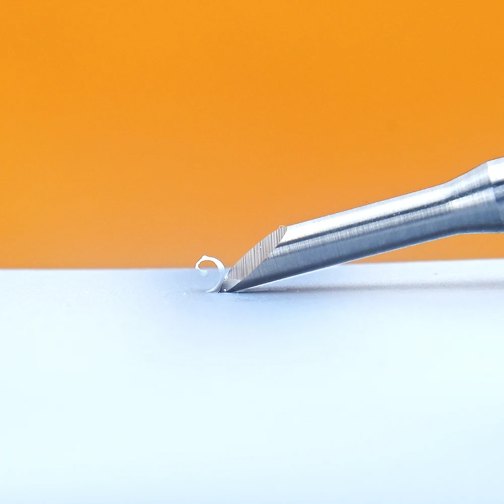 Utilisation d'une spatule en silicone pour lisser l'argile sur une sculpture