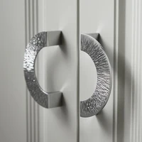 ตัวดึงตู้ครึ่งวงกลมที่ค้อนทองเหลือง – ลิ้นชักและมือจับตู้เสื้อผ้าที่หรูหราน้ําหนักเบาทําจากพื้นผิววินเทจในยุคกลางศตวรรษด้วยไฟฟ้า 4