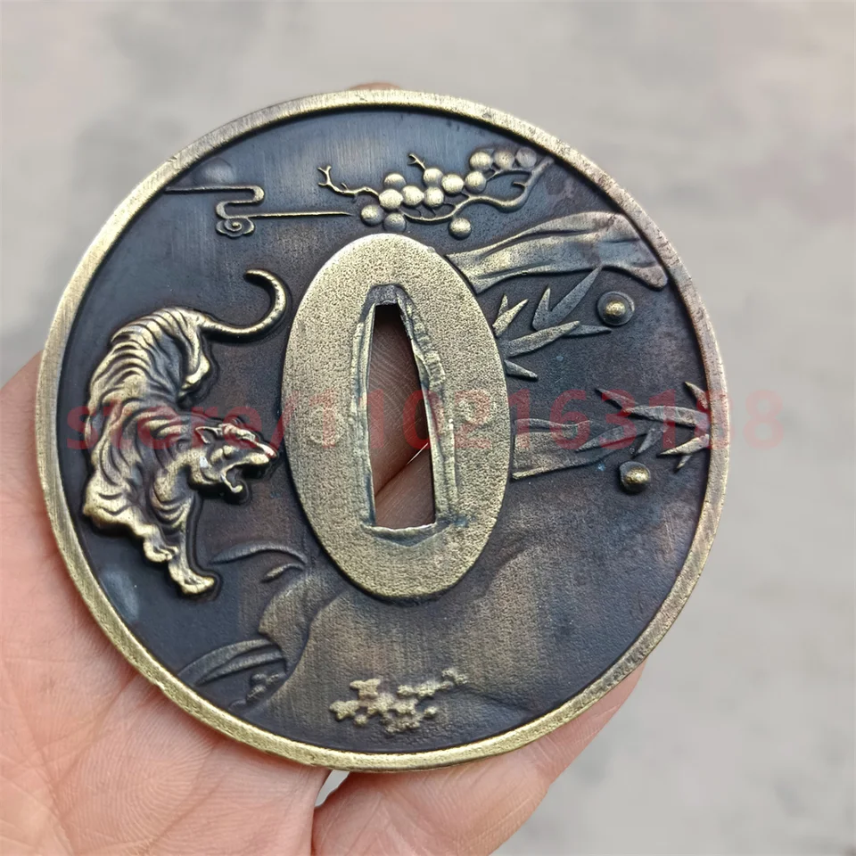 A005鍔(つば)の金属部品セット 楽天市場】日本刀装具 刀鍔 月下孤狼図 合金製 金工 細工 鍔 つば 居合