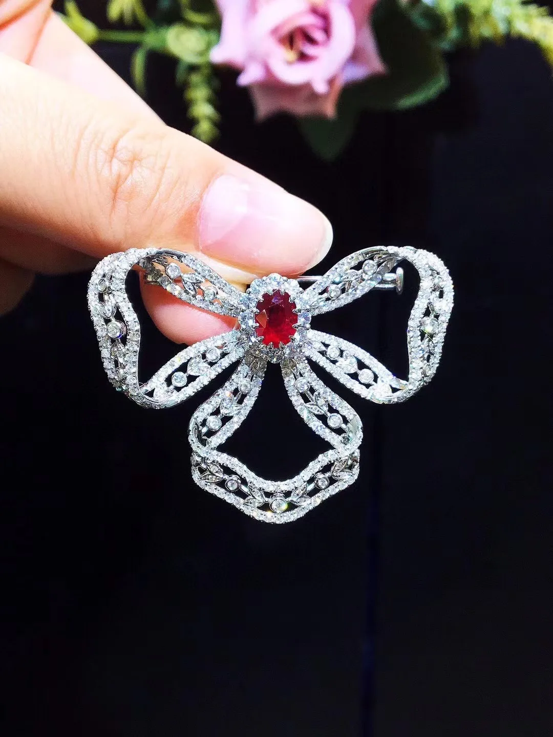 Брошь с натуральным рубином и бантом