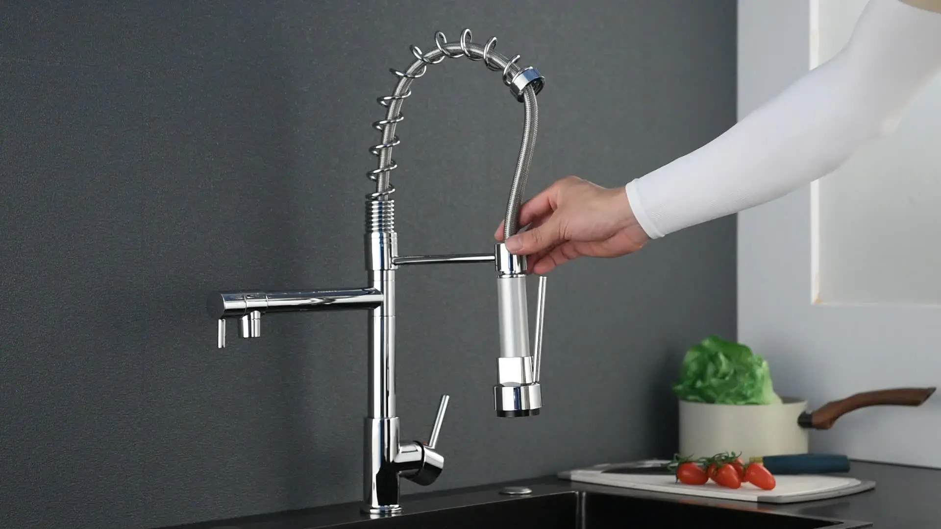 キッチンミキサー蛇口折りたたみ内側窓キッチンシンクの蛇口デュアルモード回転折りたたみ真鍮ホットとコールドブラックキッチンシンクの蛇口 折りたたみキッチン 蛇口、デッキマウントステンレススチールキッチンシンク蛇口、360°回転シングルハンドル温水および冷水 ...