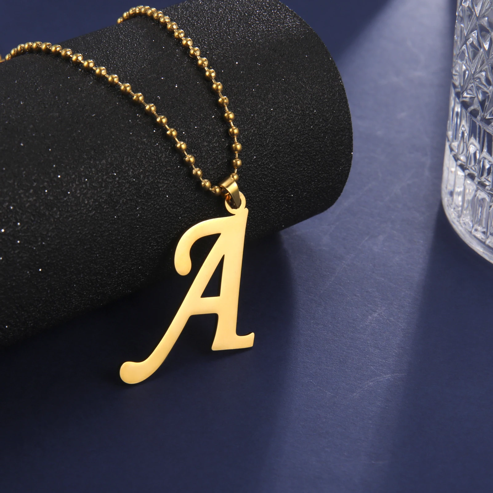 Collana con ciondolo iniziale con lettere a palloncino più grosse in