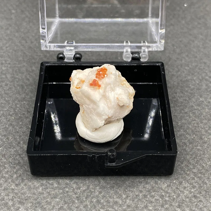 100%  Natural Vanadinite  Mineral Specimens Stones and Crystals Healing Crystal+Box size:35*35*35mm