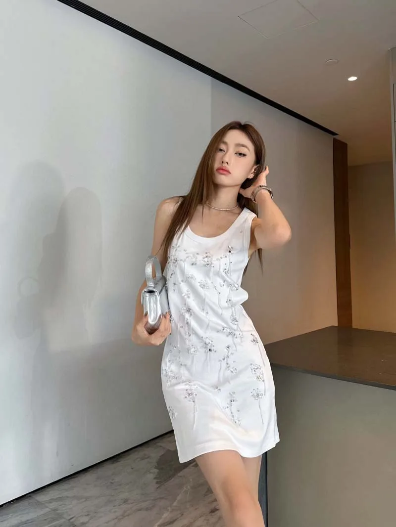 

Sexy nightclub girl Korean style fashion trend temperament simple and atmospheric show slim embroidered vest dress