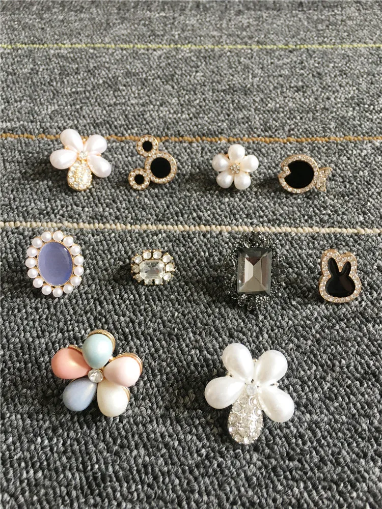 Breloques Strass Pour Chaussures – 22 Pièces – Motifs Fleurs, Papillons – Pour Sabots, Sandales – DIY Déco