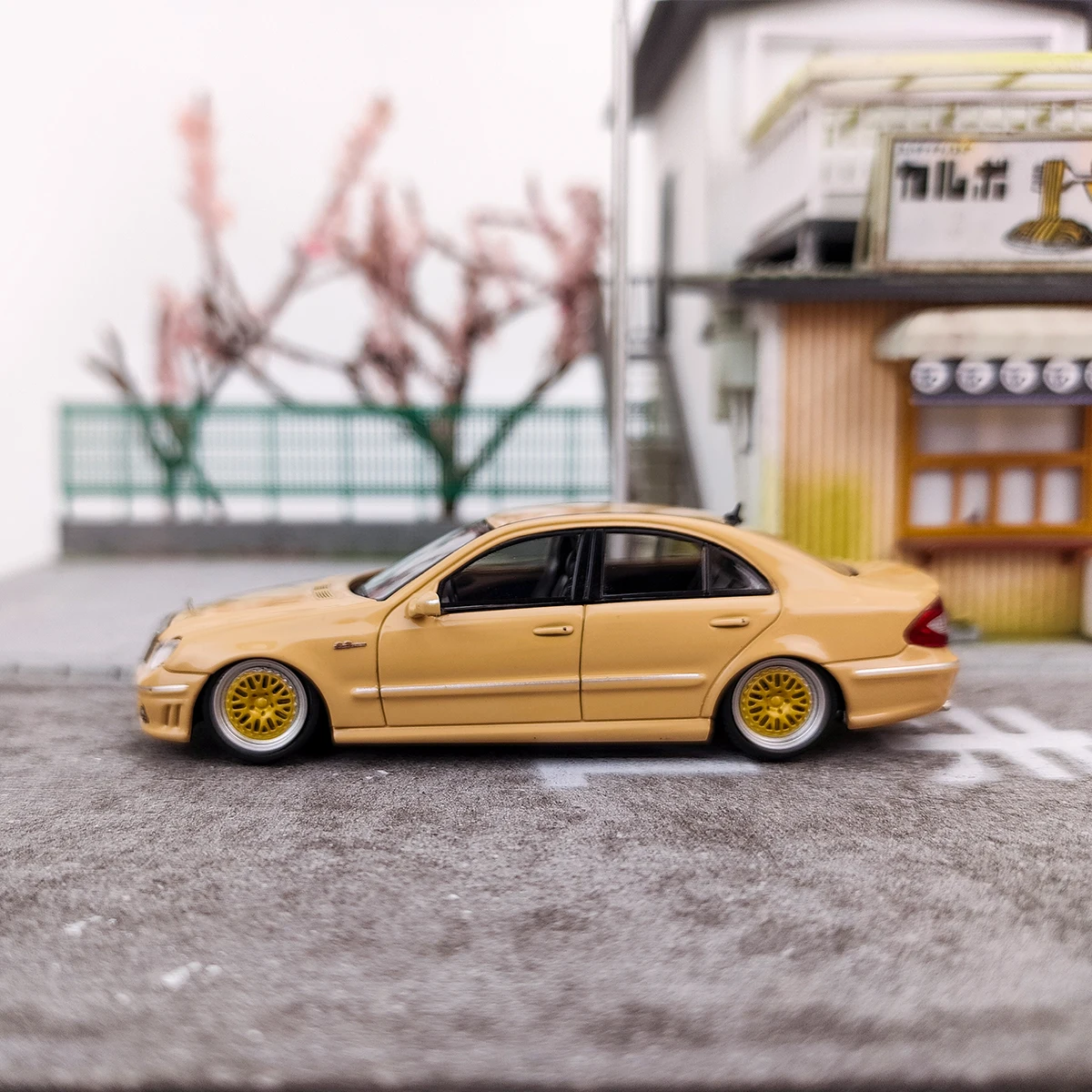 

MK MODEL 1:64 E63 W211 Classic Four Eye Yellow limited999 Model Car