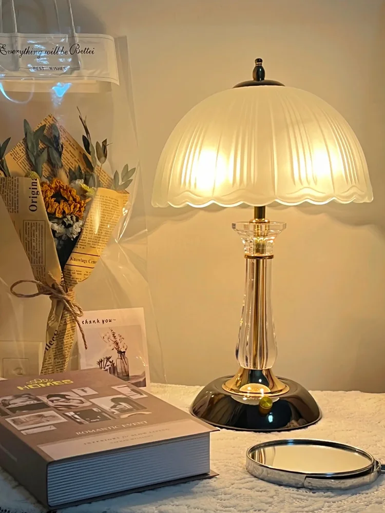 

Light luxury desk lamp, high-end bedroom bedside lamp, modern warm light desk decorative lamp