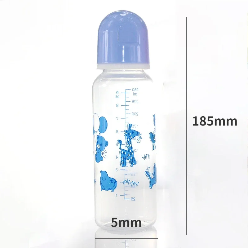 Bottiglia Per Il Latte Della Holding Del Neonato Immagine Stock - Foto 13