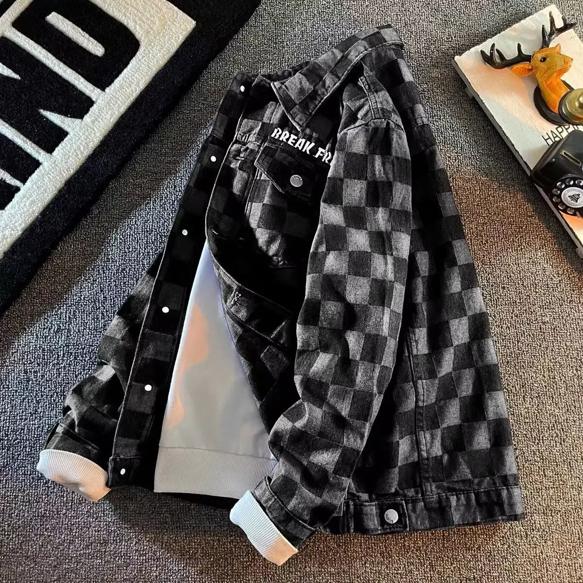 thumbnail image 1 of Chaqueta vaquera negra con botones para hombre, estilo hip hop, con estampado, para otoño, estilo coreano, holgada, de alta calidad, 1 of 4