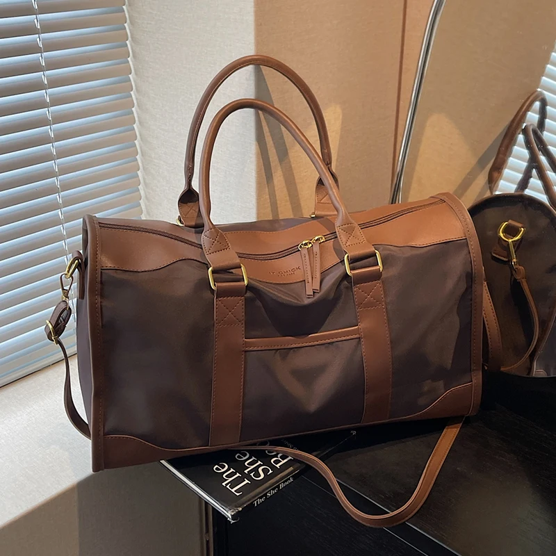 Elegant Leather Travel Bag – Adjustable, Large Capacity Weekend Bag with Zipper Closure and Durable Leather Straps