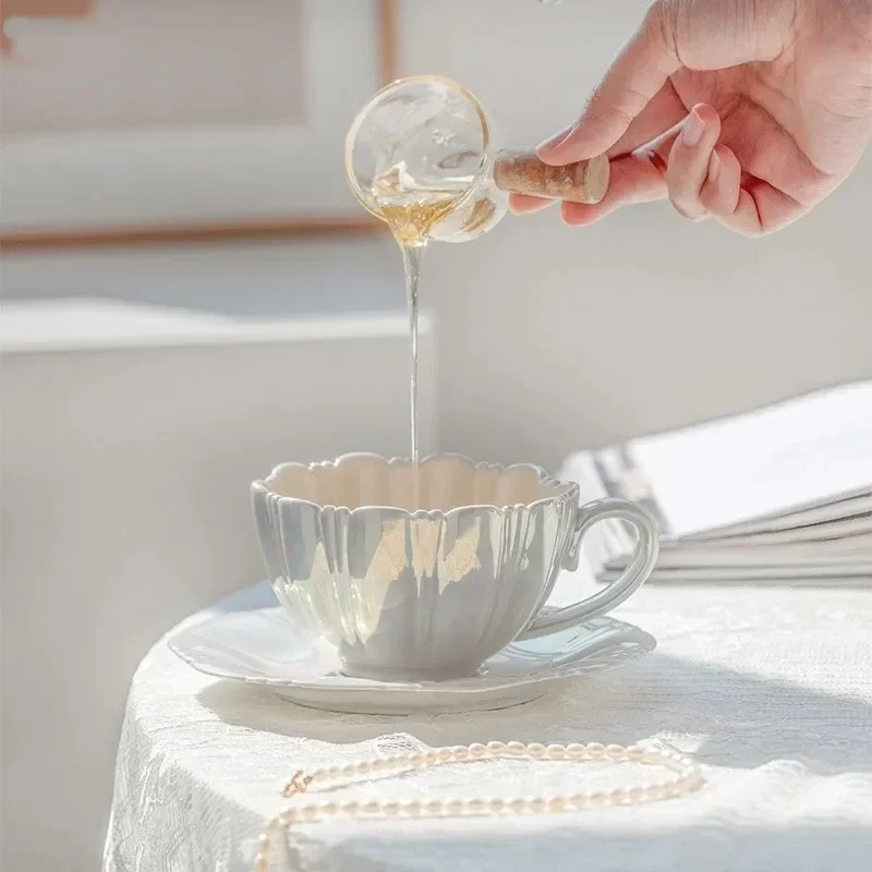 

Creative And Simple Pearl Petal Coffee Mug With Saucer Ceramic Gift Tea Set Luxury European Chic Cup Gift Beautiful Tea Mugs Bar