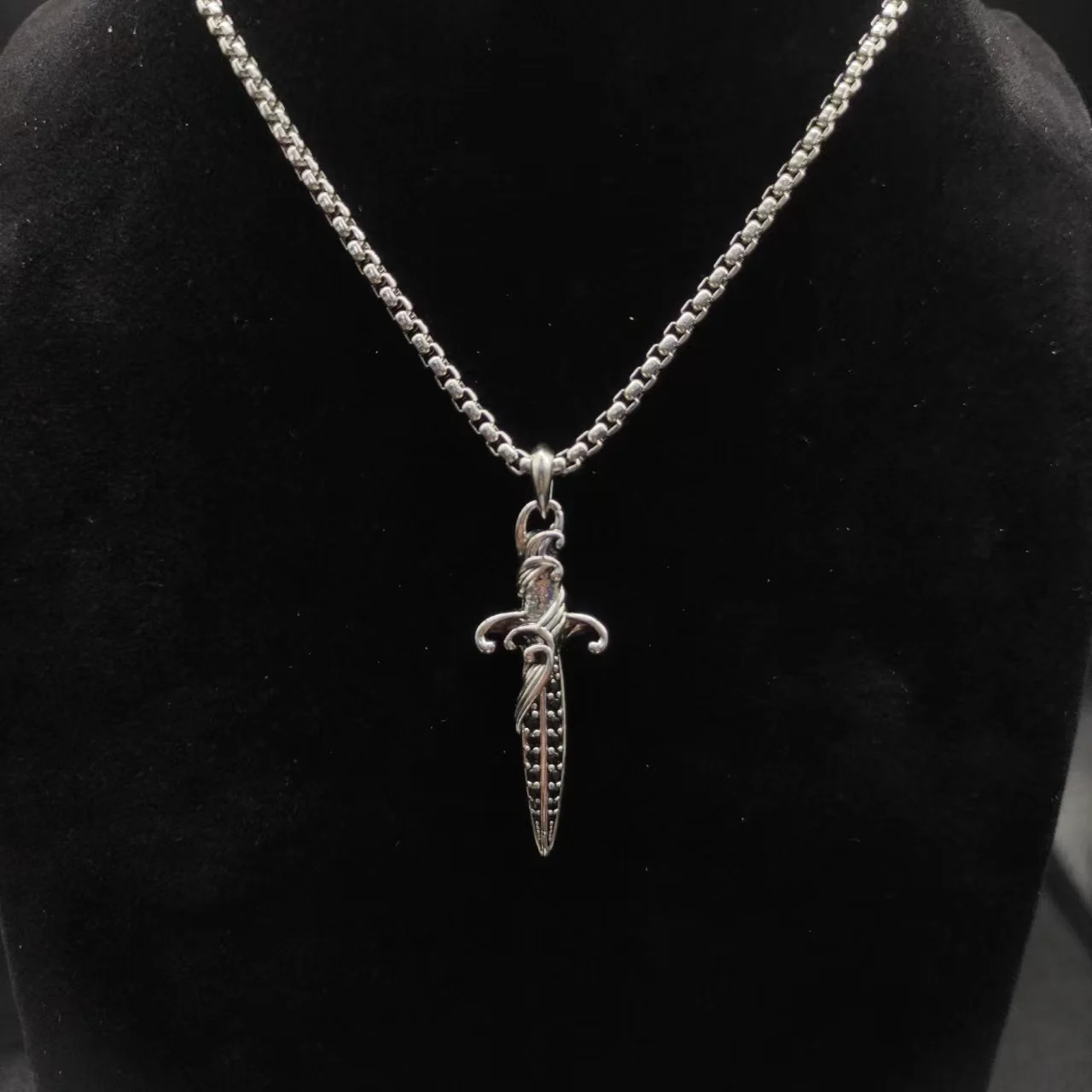 

Fashionable DY necklace, minimalist electroplated stainless steel, luxurious gemstone inlay, men's style, well-known brand