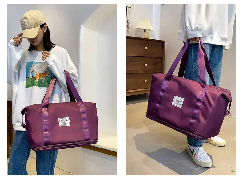 Aksesuarlarla birlikte sergilenen seyahat çantası