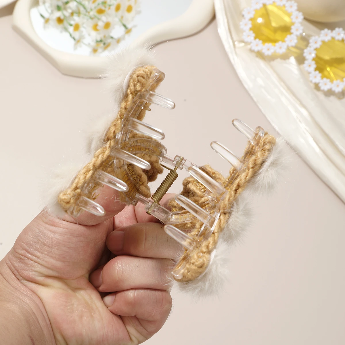 1pc Plush Ball Hair Claw Clip Ponytail Grab Hair Clips For Woman Solid Color Fashion Hairpins Girl Hair Accessories Headdress