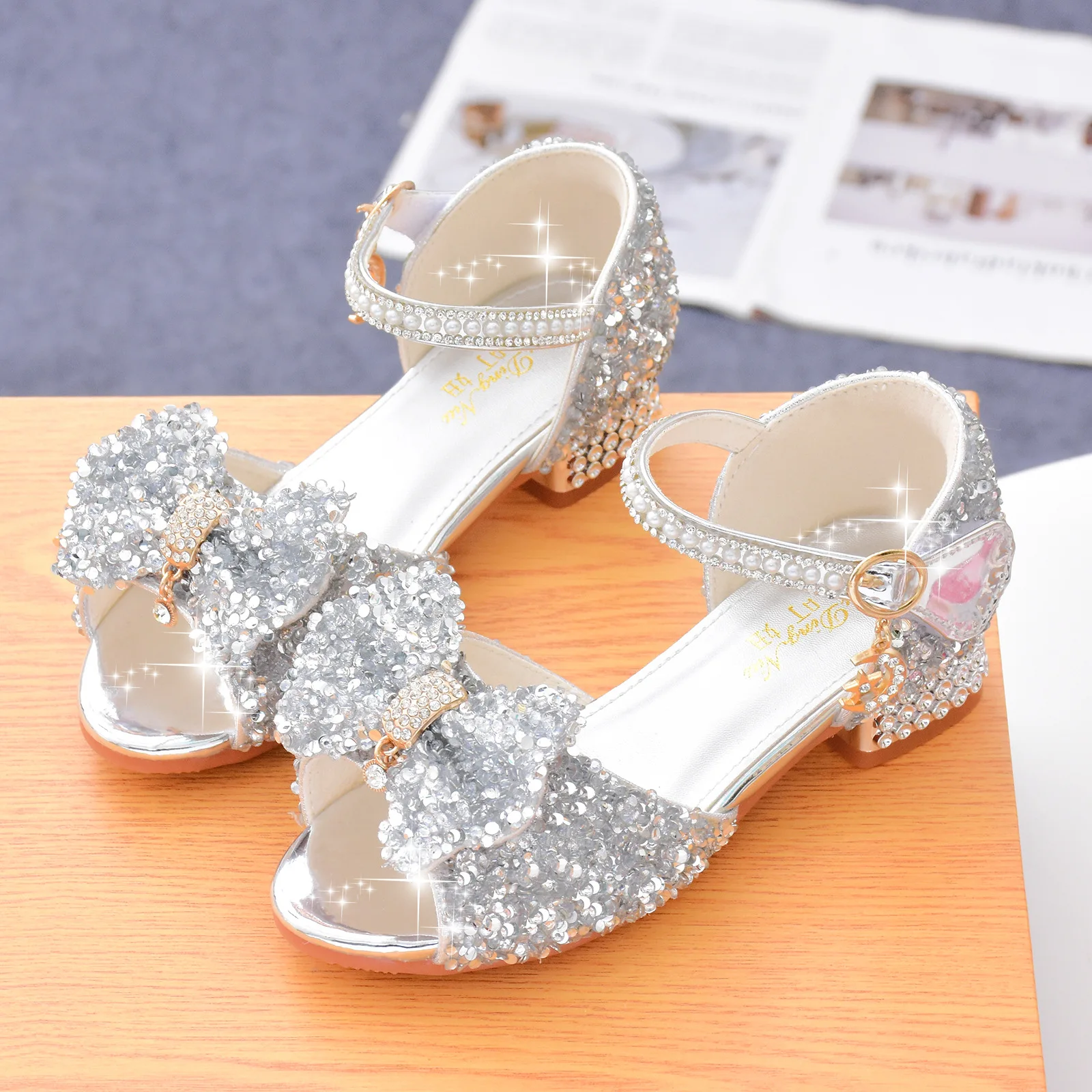 Children's Sandals Summer Princess Crystal Shoes Girls High Heels Fashion Sequins Girls Soft Bottom Performance Shoes baby shoes,kids shoes,children sandals,kids sandals