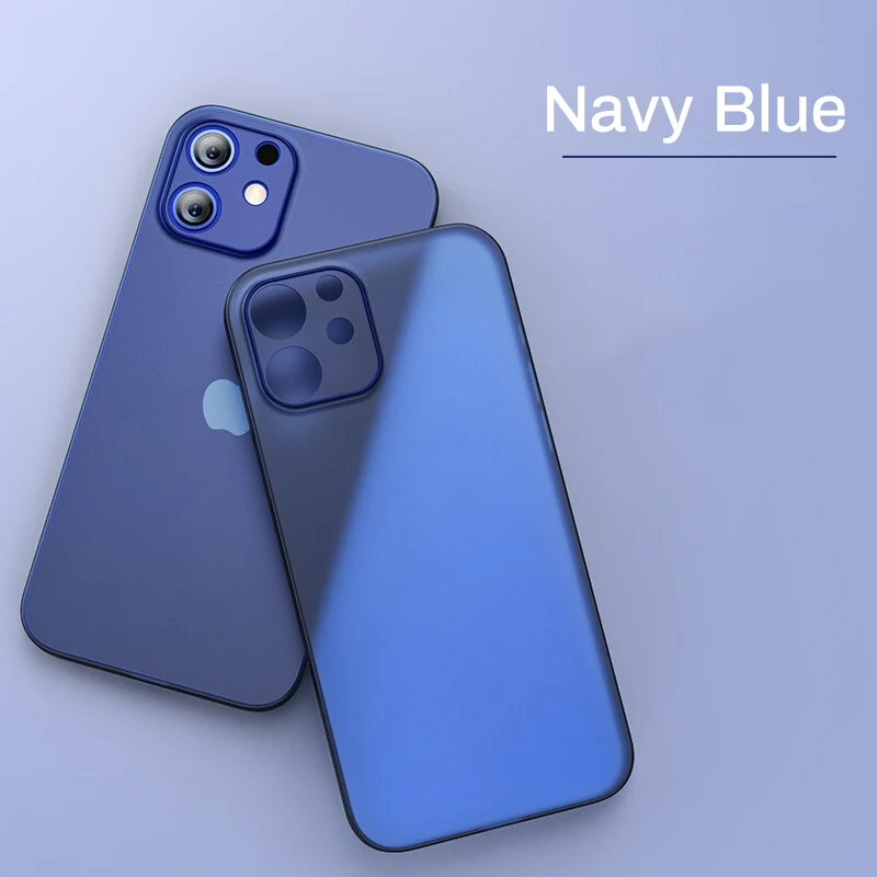 iPhone用のネイビーブルーの透明な極薄マット電話ケース。背面側から見せ、洗練された艶のある仕上げと、カメラ用の精密なカットアウトを備えています。
