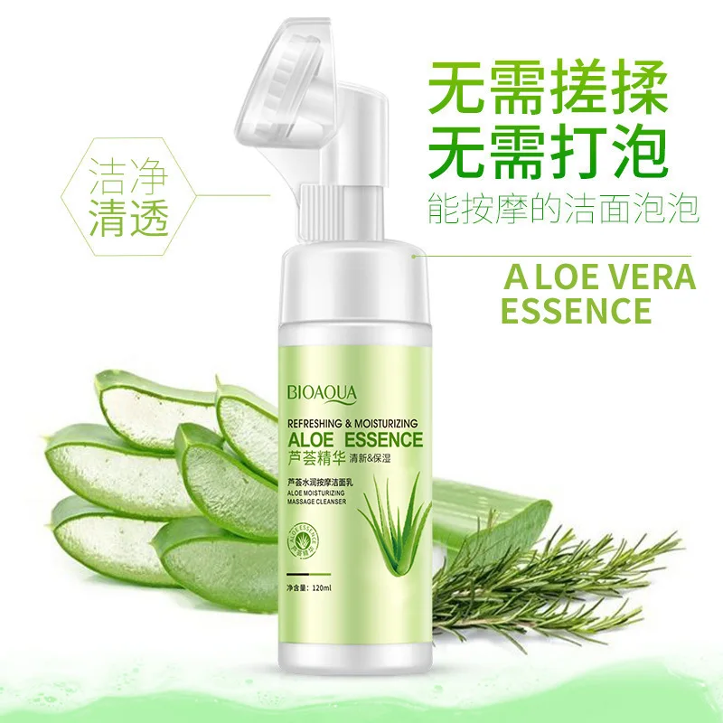 Limpiador facial de aloe vera espumoso con cepillo de silicona.