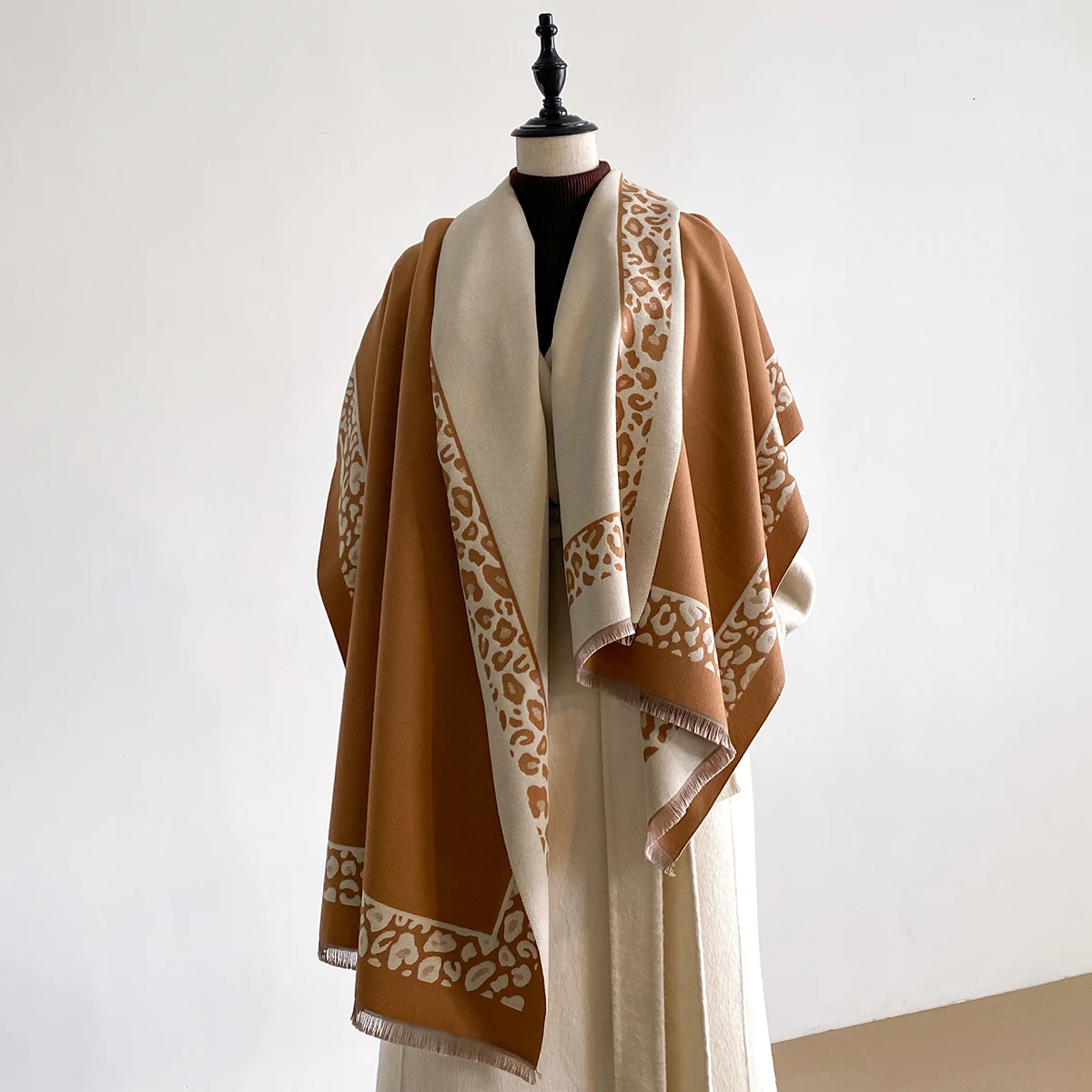 New Luxury Winter Cashmere Retro Leopard Print Scarf Women Warm Pashmina Poncho Scarves Fashion Shawl Thick Foulard Bufanda 2025