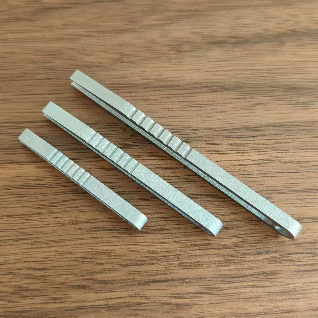 Titan TC4 Clip-Pinzette zum Aufheben und Klemmen, EDC-Mehrzweck-Gadget, professionelles Camping- und Outdoor-Taschen-Wartungswerkzeug, 6 Farben – Detail 3