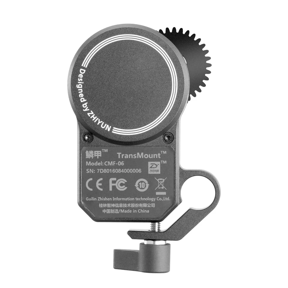 Gros plan sur le ZHIYUN CMF-06 TransMount Servo Follow Focus avec l'engrenage et le moteur visibles, adapté aux cardans Zhiyun.