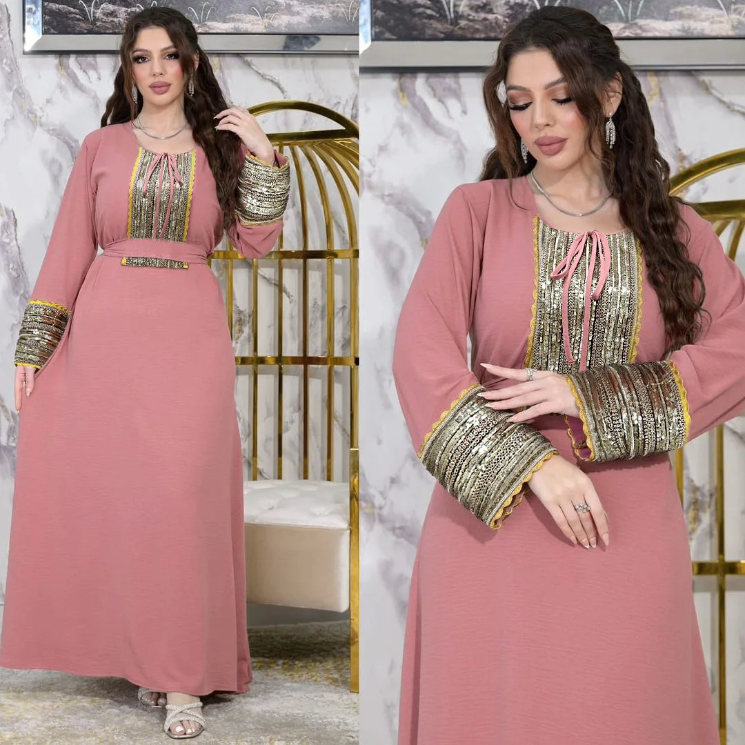 جلابية وردية بتفاصيل تراثية