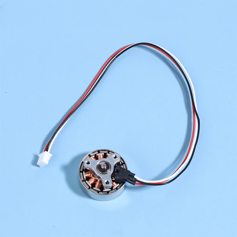 Trois moteurs Brushless 1504 7.4V 2000-2800KV alignés, illustrant leur taille compacte pour drone RC.