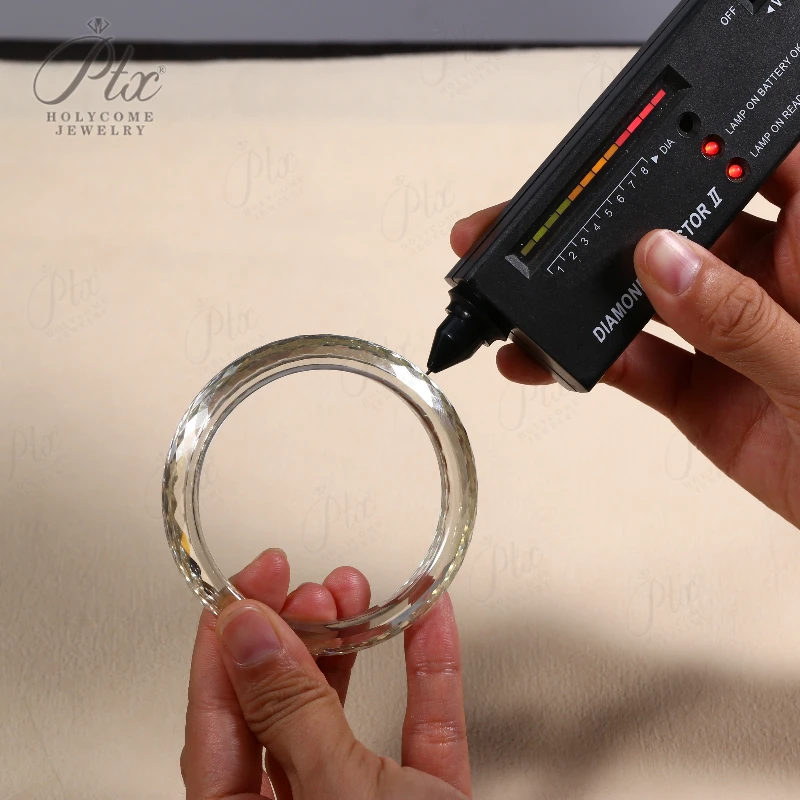 Ein individueller Moissanit-Armreif mit einem runden D-Farben-Stein mit 60 mm Durchmesser, der sowohl für Männer als auch für Frauen ist ein ideales Verlobungsgeschenk – Detail 8