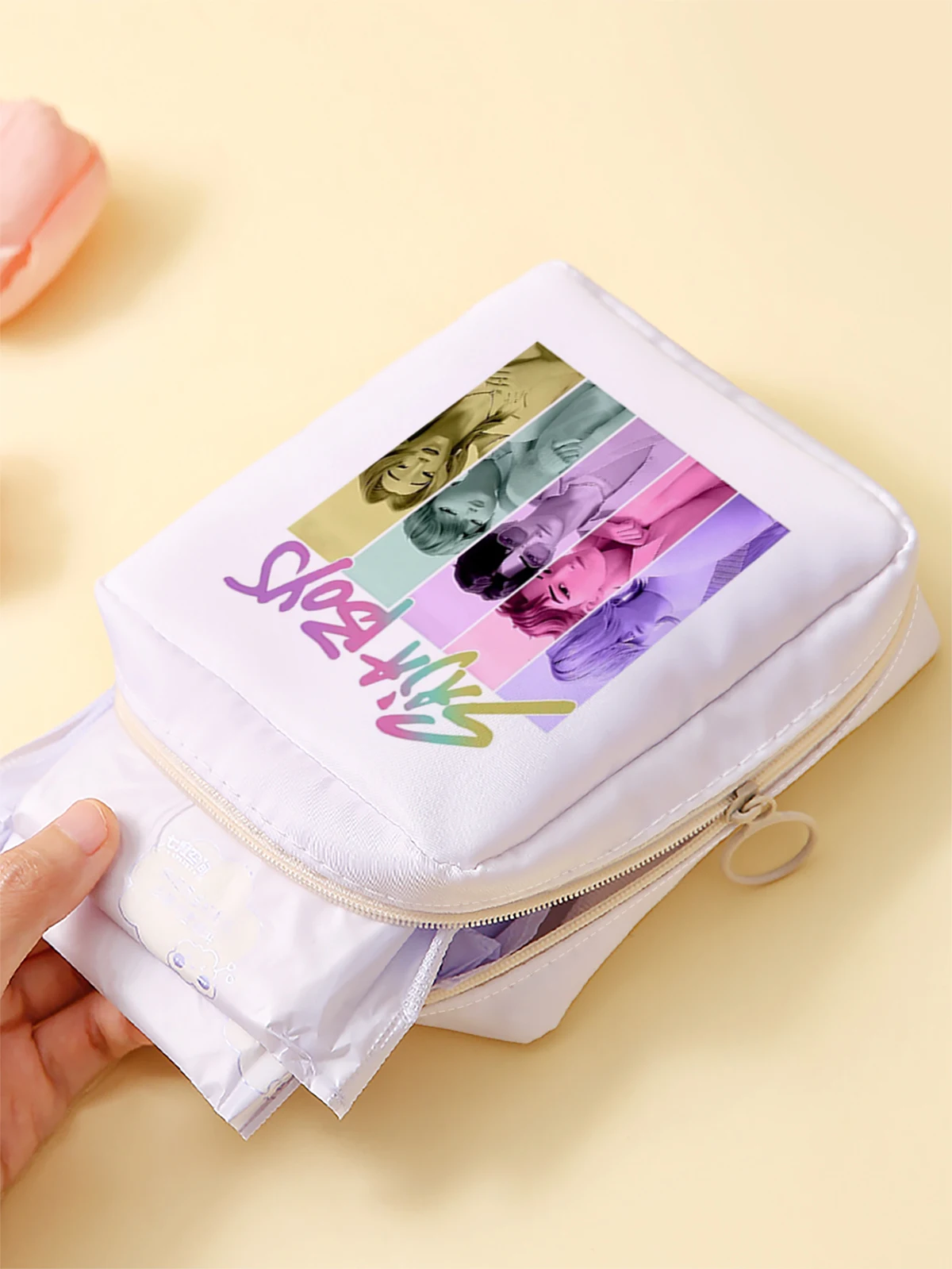 Cartoon pattern printed sanitary napkin storage bag, women's lightweight tissue bag, sanitary tissue bag