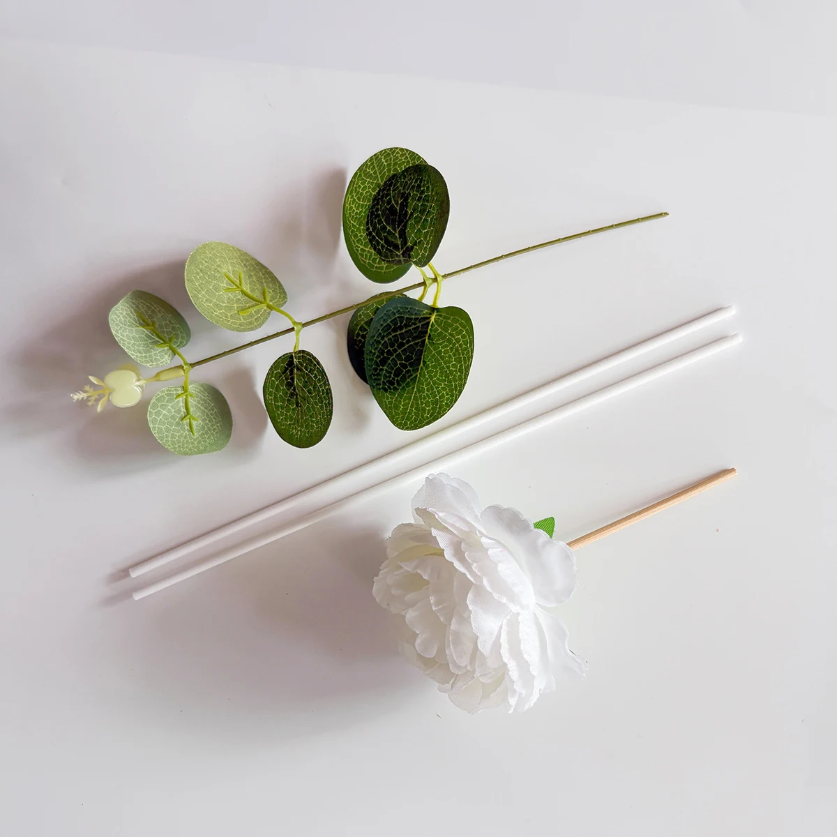 مجموعة ناشرات القصب العلاجية، موزع الروائح، تتضمن 2 عصي قصب + 1 زهرة + 1 ورقة زخرفية، الزجاجة غير متضمنة