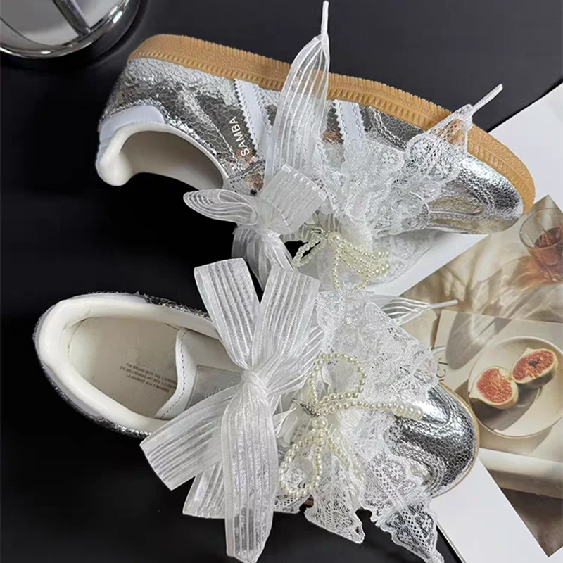Modische 2,5 cm flache gestreifte Seidenschnürsenkel mit Perlen-DIY-Schuhblumen-Anhängern für weiße Schuhe, Sneaker, Freizeitschuhe und deutsche Leder-Trainingsschuhe – Detail 3