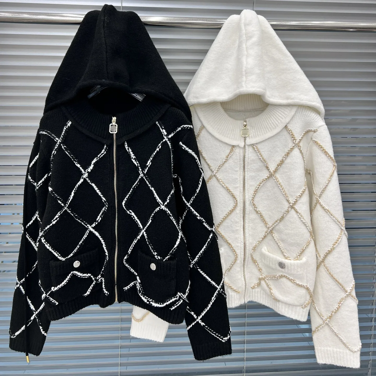 

white color Sweater Coat Popular Design for Women Lingge Hooded Zipper cardigans full sleeves thick jackets jumper