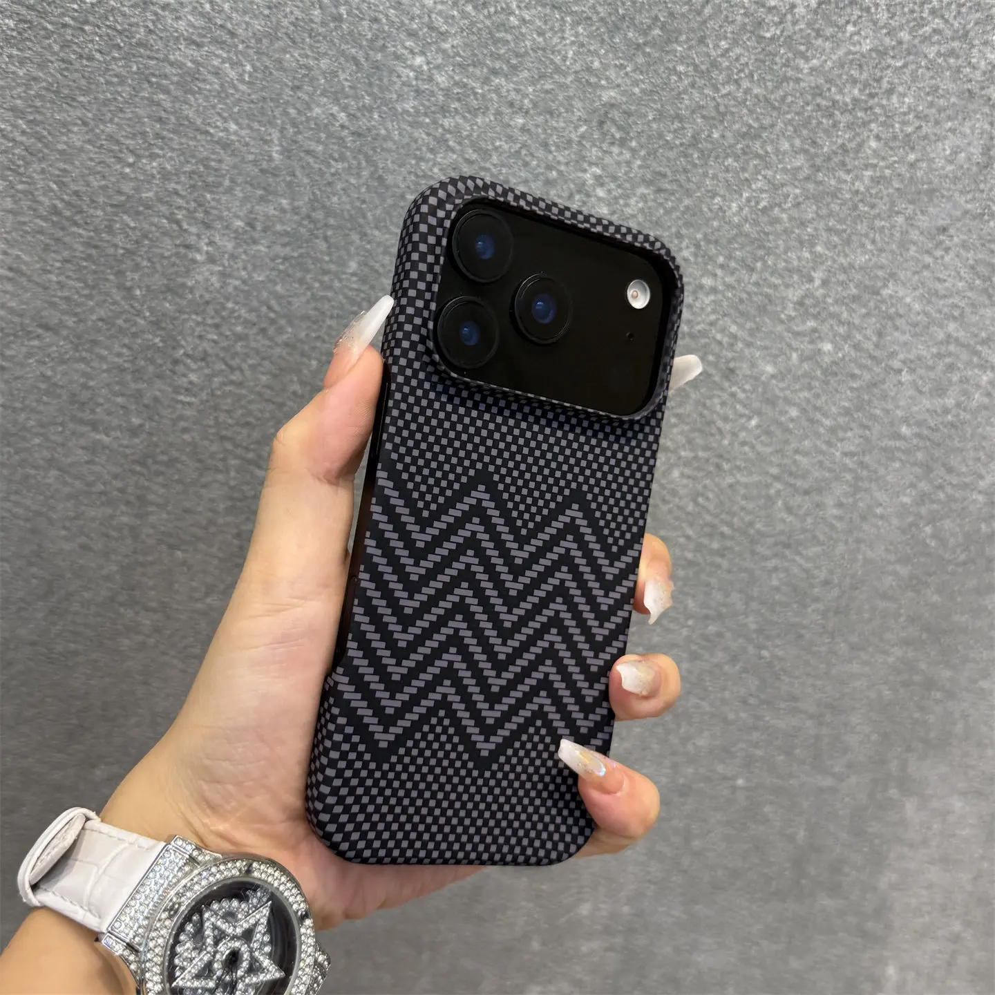 ตัวเลือกสินค้า เคส iPhone ไร้ขอบลายคาร์บอนไฟเบอร์ พร้อมชาร์จ Magsafe