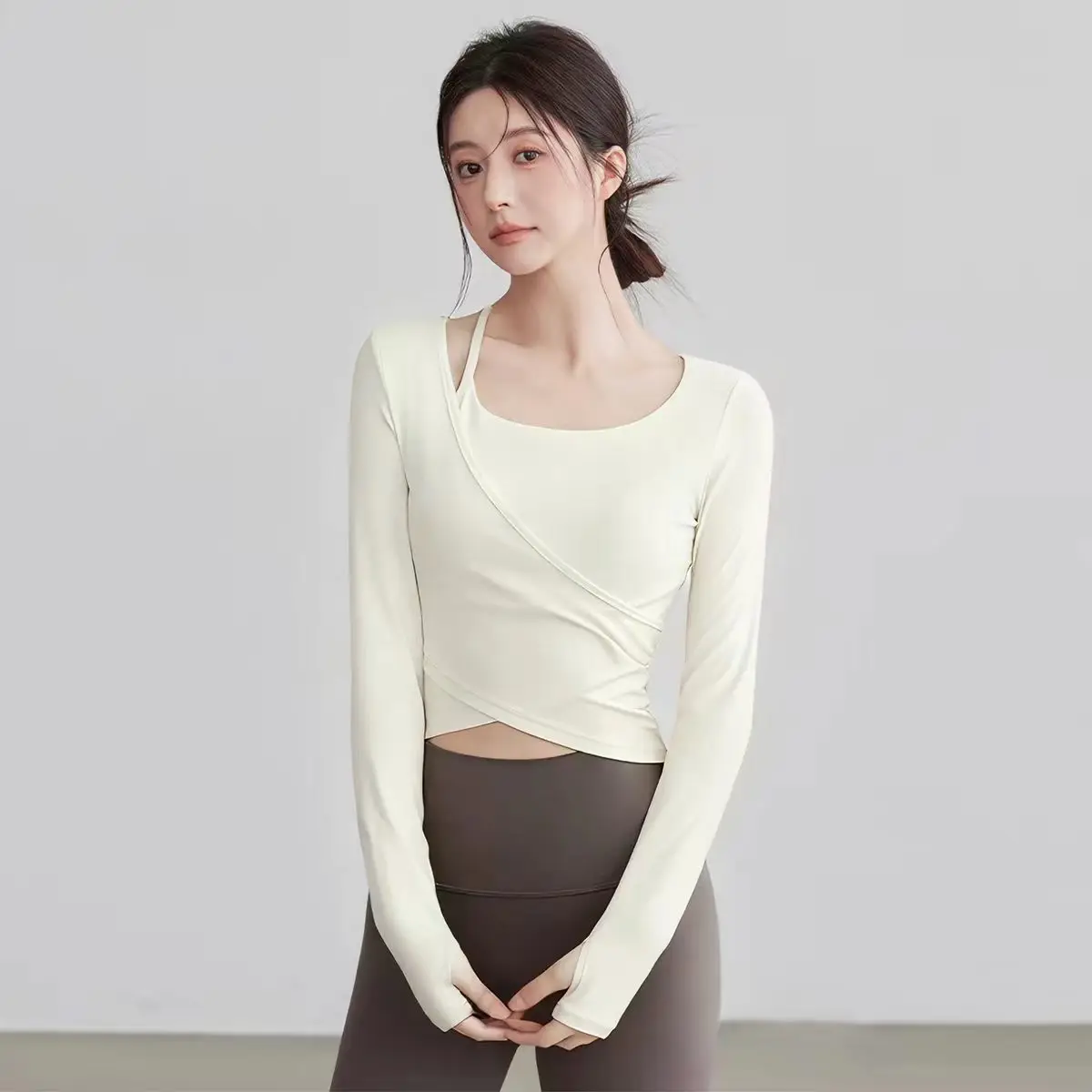 여성용 슬림핏 요가탑 내장형 브라 속건성 통기성 신축성 긴팔 운동복 셔츠 (짐, 필라테스, 워크아웃, 피트니스용)