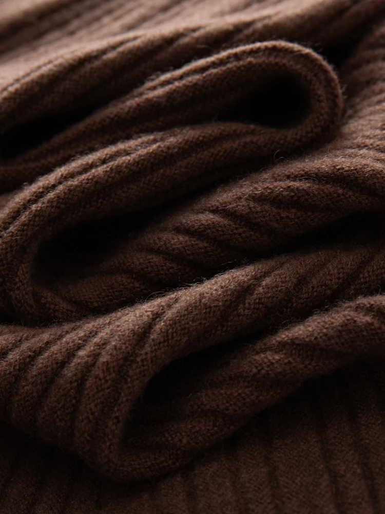 Cashmere skirt comfort detail