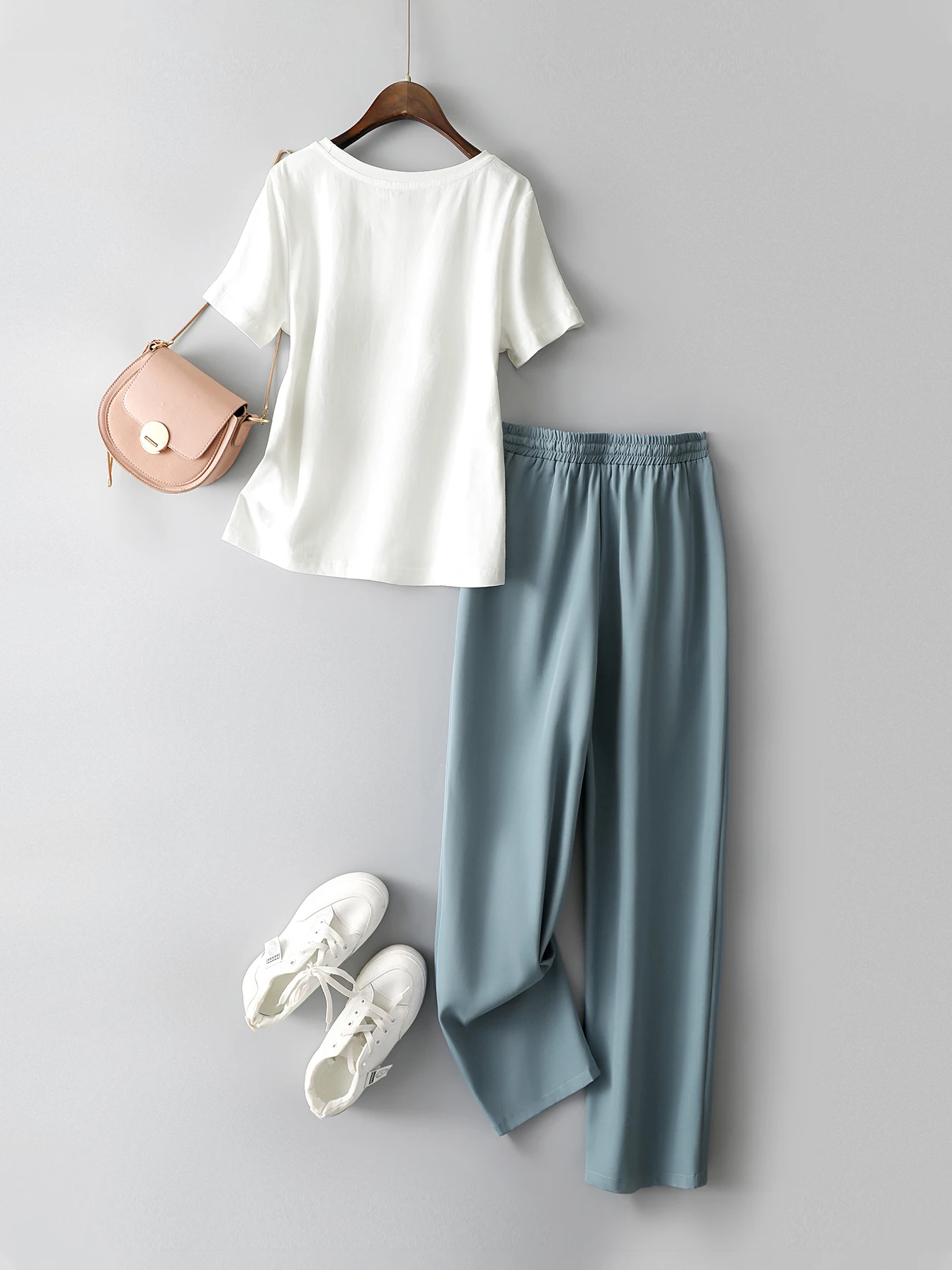 Рисунок 2 - Женский костюм из двух предметов