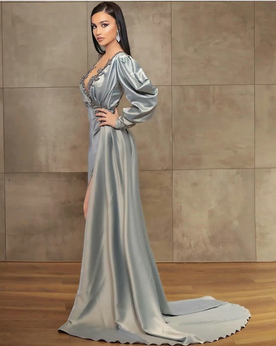 Sexy vestidos de noite com lado alto divisão frisado cetim manga