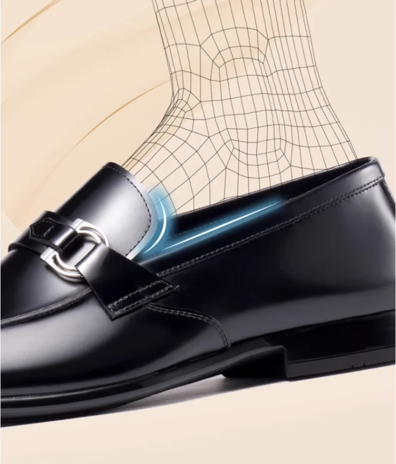 Leichte und bequeme Sommer-Neue atmungsaktive Loafer aus Leder mit weichen Sohlen in Großbritannien, handbemalt, ein Fuß, der einzelne Schuhe trägt – Detail 2