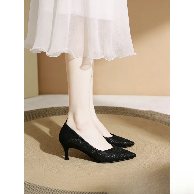 حذاء كعب لامع بلون وردي فاتح