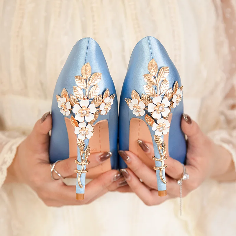 

Fashion Women Sexy Stiletto High Heels Elegant Wedding Shoe Bride Metal Flowers Pumps Luxury Ladies Party Shoes Designer Satin