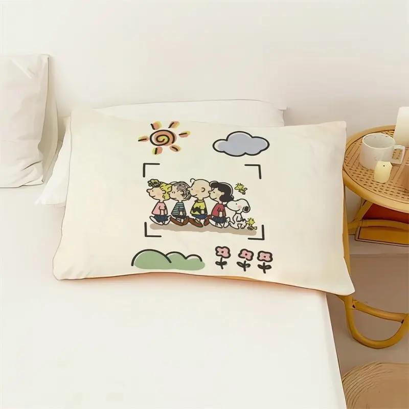 thumbnail image 1 of Funda de almohada de una sola cara con dibujos animados de Snoopy, Woodstock y Charlie Brown, ropa de cama creativa para estudiantes y niños al por mayor, 1 of 5