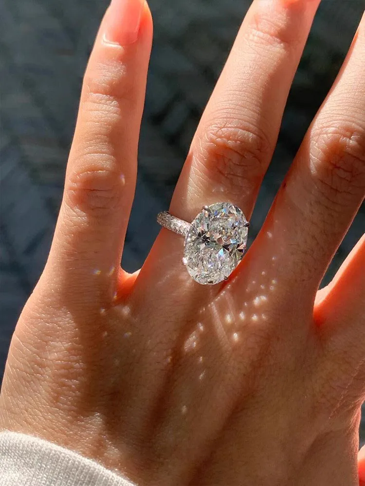 10 Carat solid 18K White Gold Ring luxurious Oval shape